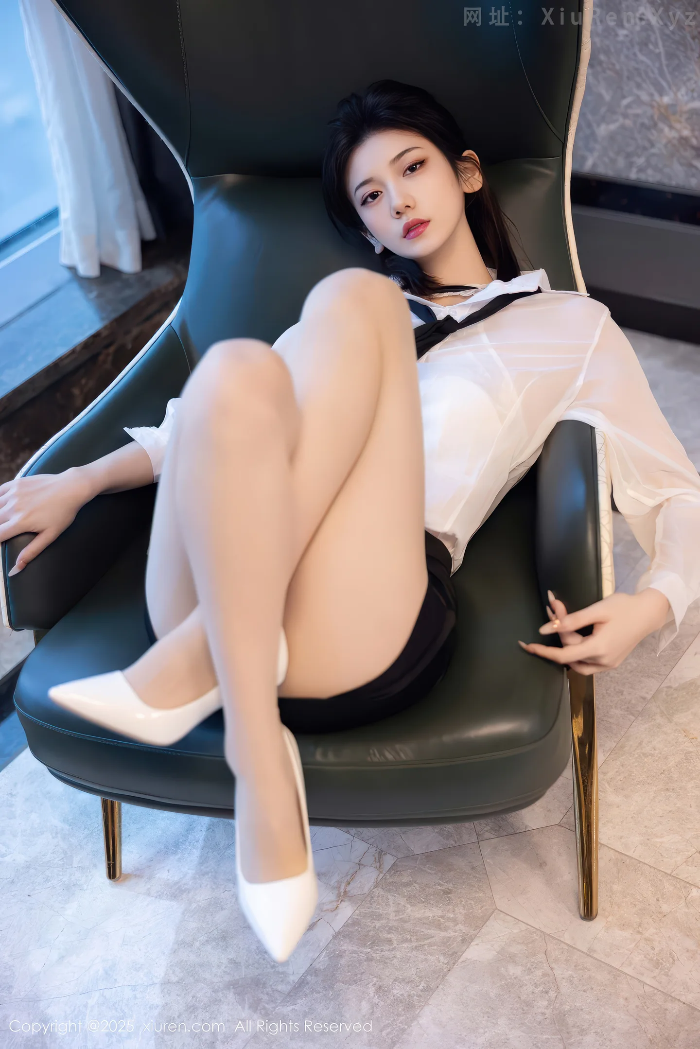 图片[4]-[XiuRen秀人网] VOL.11077 新人模特凌七七性感白衬衫配黑短裙露超薄肉丝秀曼妙身姿诱惑写真80P-秀人网官方网站